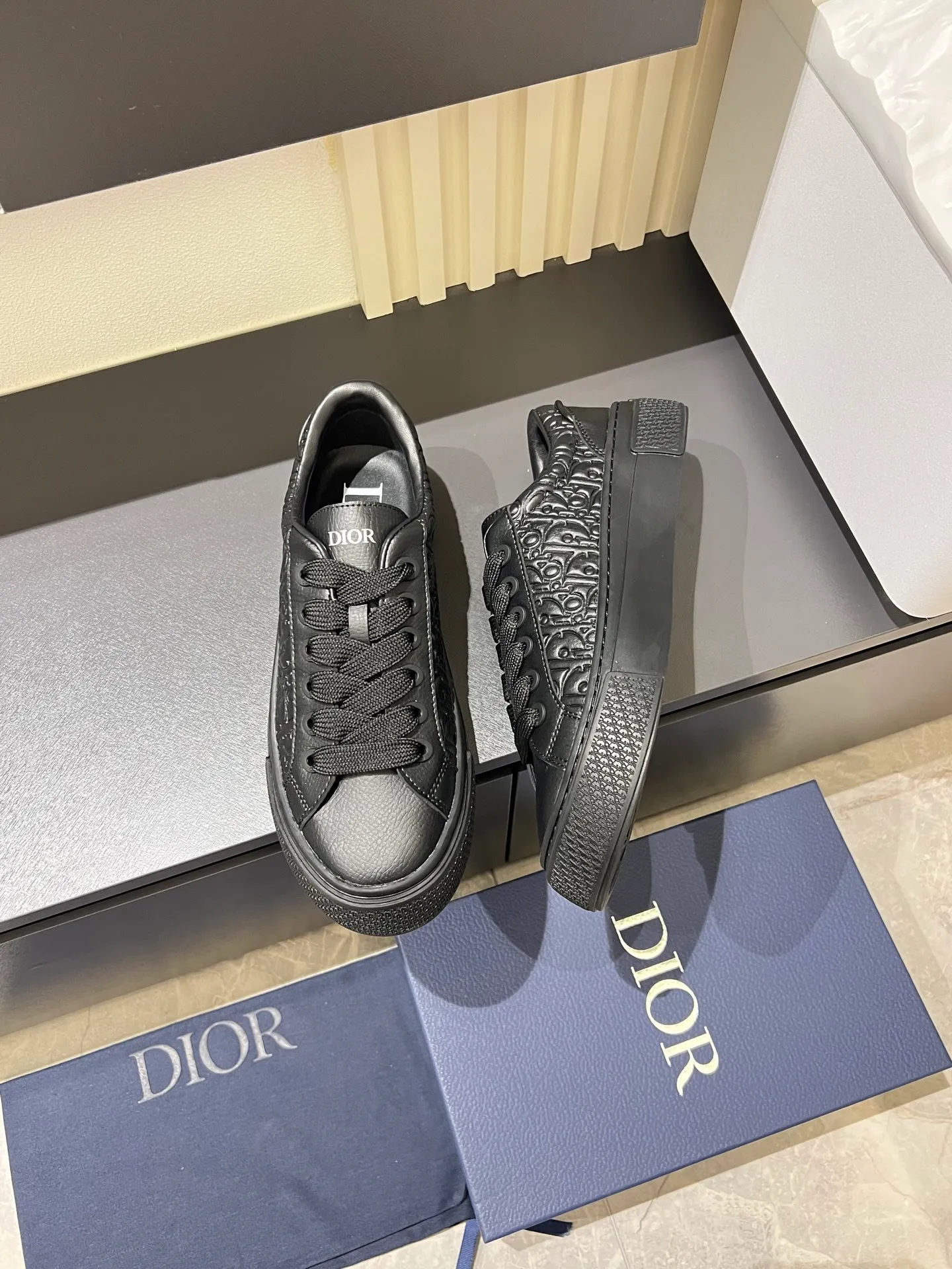 p440 DIOR* Dior B33 sneakers, brown and cream-white jacquard fabric with brown high mercerized suede upper, new for fall 2025, reinterpretation of classic tennis shoes, with a stylish silhouette that highlights a thick feel. Crafted from brown and cream-white jacquard with Oblique print and suede panels, it features a distinctive padded tongue embossed with the Dior signature, wide blue mohair laces and brass eyelets with a matte brown finish. The cream-white Dior Oblique patterned rubber sole, enhanced by the contrasting Dior 30 Avenue Montaigne signature on the rear, adds a stylish edge to casual looks. Men's model 38-44 (45 is custom-made and cannot be returned or exchanged)